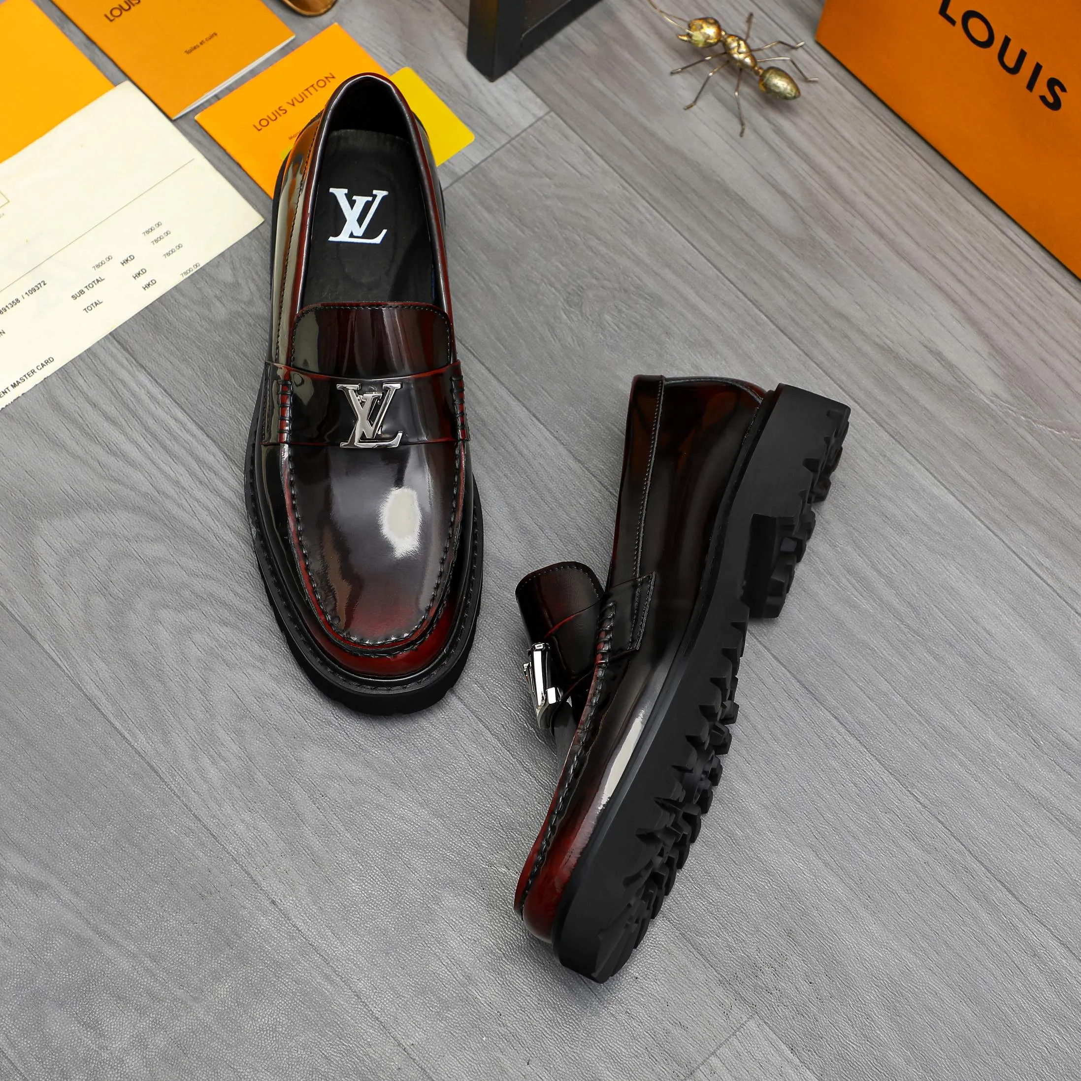 Men's shoes 💰p480 Product trademark: LV (Louis Vuitton) business slip-on leather shoes Regular size: 38-45 (45 is custom-made and non-returnable) Product materials: Selected high-quality color-brushed cowhide upper, cowhide lining, original rubber outsole